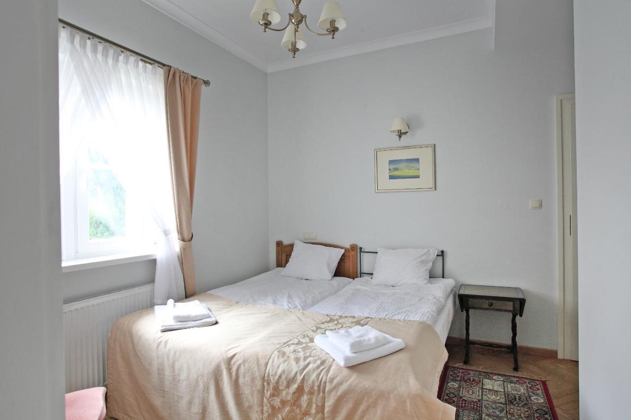 Palac W Debinie Krzeszkowice Esterno foto