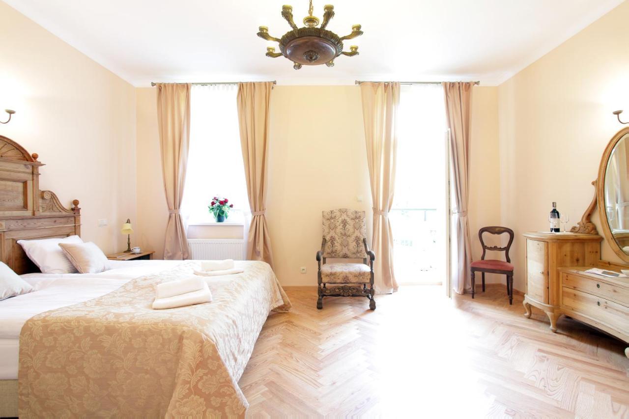 Palac W Debinie Krzeszkowice Esterno foto
