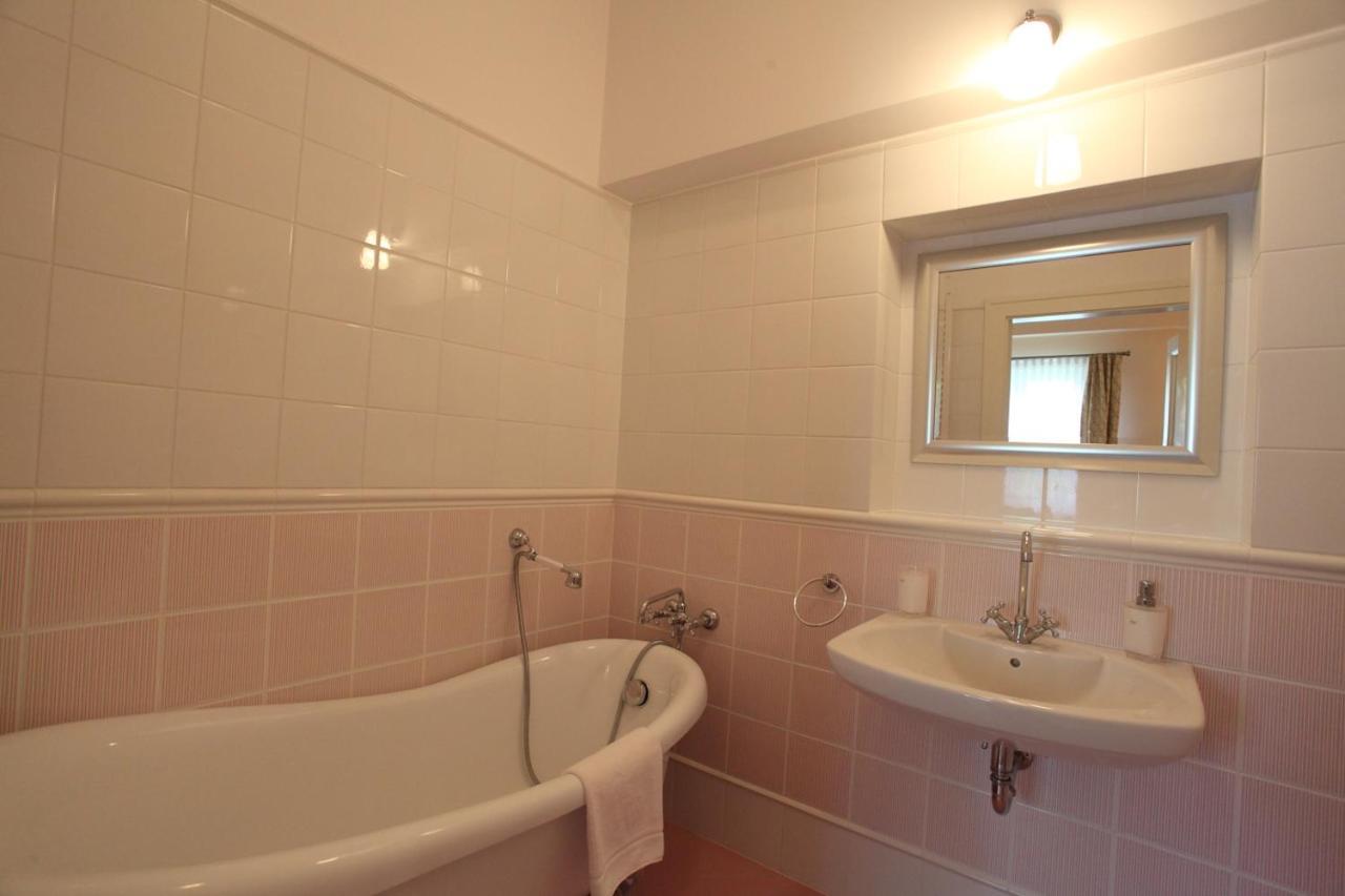 Palac W Debinie Krzeszkowice Esterno foto