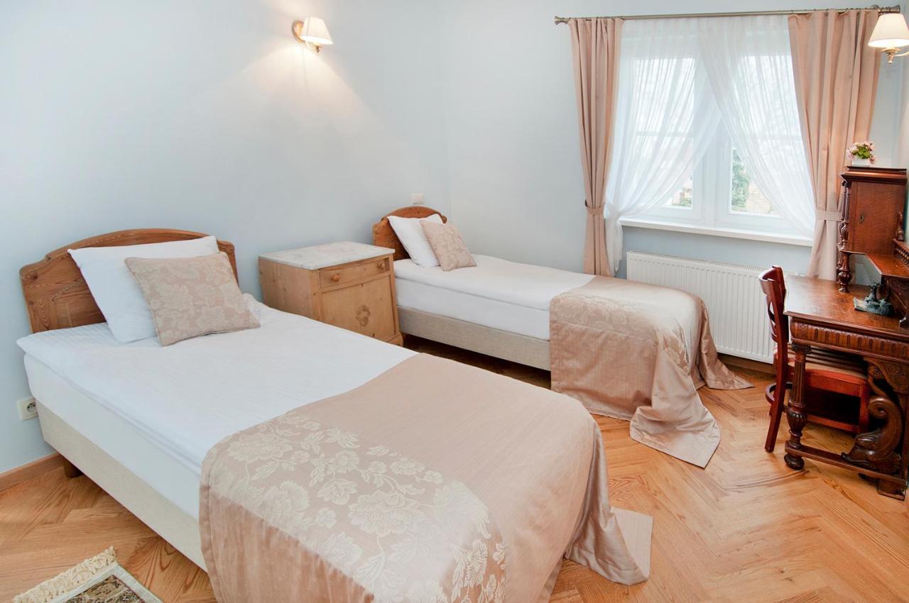 Palac W Debinie Krzeszkowice Esterno foto